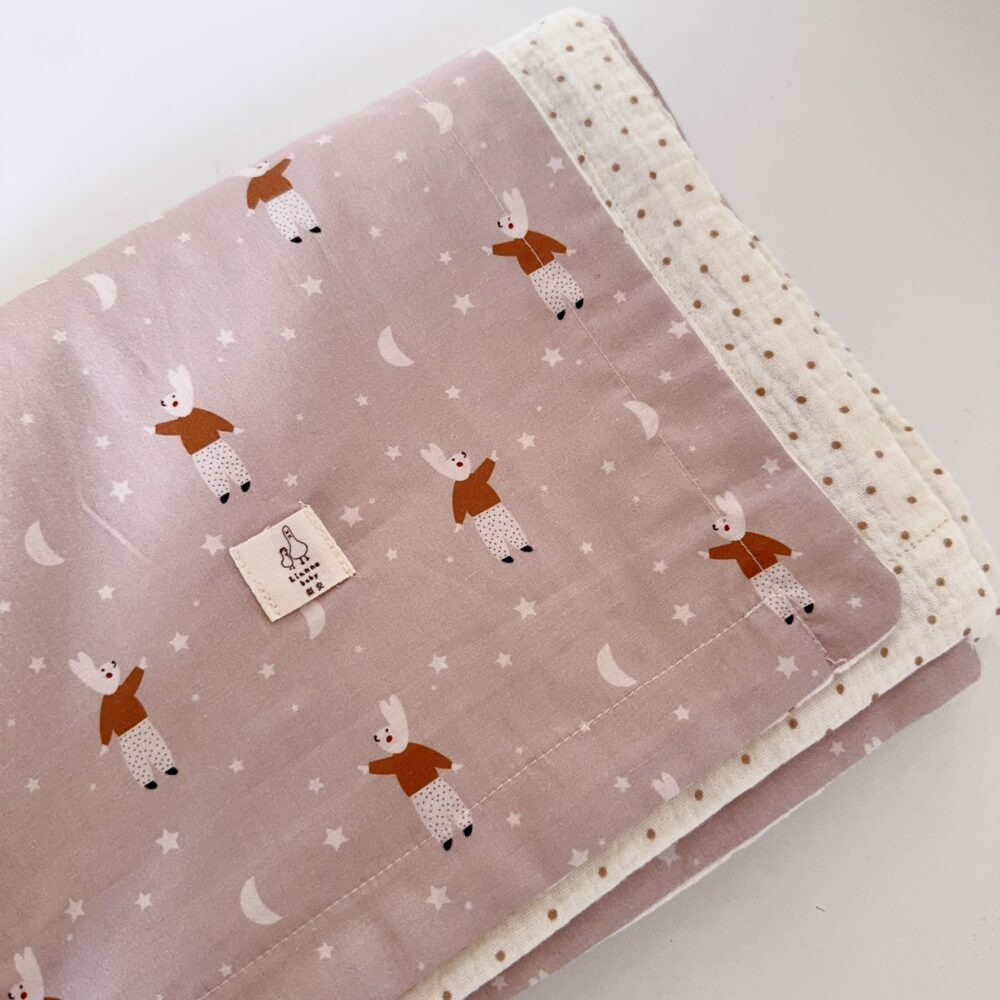 粉霧星願兔  兩件組 (可單買)手工嬰兒皺紗毯(四季薄被) 幼兒園午休被  雙面荷葉圍兜