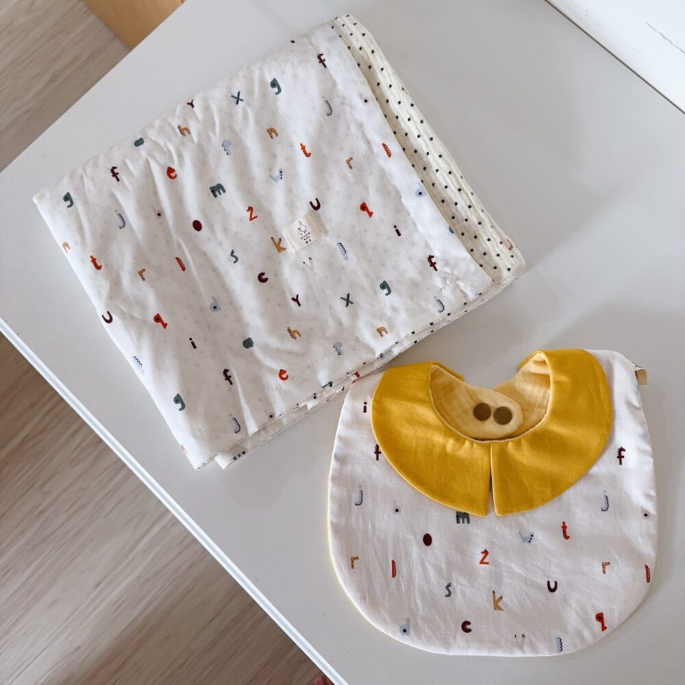 嘰哩咕嚕 童趣英文字母 兩件組 (可單買) 手工嬰兒皺紗毯(四季薄被) 幼兒園午休被 雙面紳士領圍兜